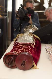 Thora-Rollen der Jüdischen Gemeinde Flensburg im Museumsberg ausgestellt Mitglieder der Jüdischen Gemeinde Flensburg enthüllen die Thora-Rollen, setzten die Teile zusammen, am 20.05.2019 in die Schatzkammer des Museumsberg Flensburg