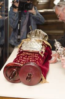 Thora-Rollen der Jüdischen Gemeinde Flensburg im Museumsberg ausgestellt Mitglieder der Jüdischen Gemeinde Flensburg enthüllen die Thora-Rollen, setzten die Teile zusammen, am 20.05.2019 in die Schatzkammer des Museumsberg Flensburg
