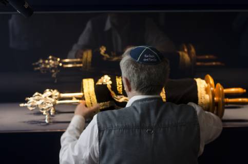 Thora-Rollen der Jüdischen Gemeinde Flensburg im Museumsberg ausgestellt Mitglieder der Jüdischen Gemeinde Flensburg trägt eine der beiden Thora-Rollen in den Glasschaukasten, am 20.05.2019 in die Schatzkammer des Museumsberg Flensburg