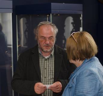 Thora-Rollen der Jüdischen Gemeinde Flensburg im Museumsberg ausgestellt Gershom Jessen, Geschäftsführer der Jüdischen Gemeinde Flensburg , im Gespräch mit Journalistin, am 20.05.2019 in der Schatzkammer des Museumsberges Flensburg