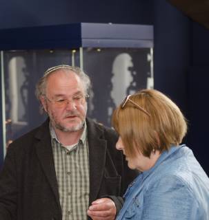 Thora-Rollen der Jüdischen Gemeinde Flensburg im Museumsberg ausgestellt Gershom Jessen, Geschäftsführer der Jüdischen Gemeinde Flensburg , im Gespräch mit Journalistin, am 20.05.2019 in der Schatzkammer des Museumsberges Flensburg
