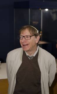 Thora-Rollen der Jüdischen Gemeinde Flensburg im Museumsberg ausgestellt Dr. Jossif Smolianskij, stellvertretender Vorsitzender der Jüdischen Gemeinde Flensburg, im Gespräch mit Journalisten, 20.05.2019 Schatzkammer des Museumsberges Flensburg