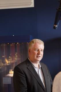 Thora-Rollen der Jüdischen Gemeinde Flensburg im Museumsberg ausgestellt Dr. Michael Fuhr, Museumsdirektor der Städtischen Museen Flensburg, im Gespräch mit Journalisten, am 20.05.2019 in der Schatzkammer des Museumsberges Flensburg
