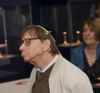 Thora-Rollen der Jüdischen Gemeinde Flensburg im Museumsberg ausgestellt Dr. Jossif Smolianskij, stellvertretender Vorsitzender der Jüdischen Gemeinde Flensburg, im Gespräch mit Journalisten, 20.05.2019 Schatzkammer des Museumsberges Flensburg