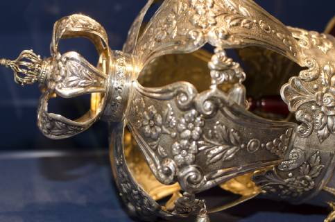 Thora-Rollen der Jüdischen Gemeinde Flensburg im Museumsberg ausgestellt Tora-Krone (Keter) am 20.05.2019 in der Schatzkammer des Museumsberges Flensburg,