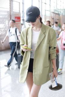 Chinese actress Zhong Chuxi arrives at the Shanghai Hongqiao International Airport before departure in Shanghai, China, 23 May 2019. Handbag: Louis Vuitton Zhong Chuxi arrives at Shanghai airport before departure bjl9767077
