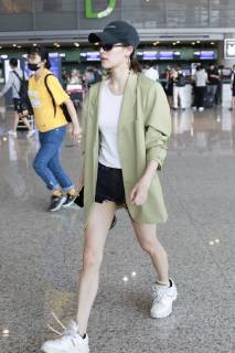 Chinese actress Zhong Chuxi arrives at the Shanghai Hongqiao International Airport before departure in Shanghai, China, 23 May 2019. Handbag: Louis Vuitton Zhong Chuxi arrives at Shanghai airport before departure bjl9767089