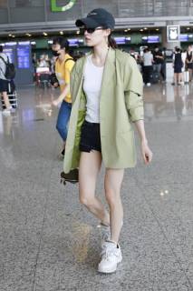 Chinese actress Zhong Chuxi arrives at the Shanghai Hongqiao International Airport before departure in Shanghai, China, 23 May 2019. Handbag: Louis Vuitton Zhong Chuxi arrives at Shanghai airport before departure bjl9767090