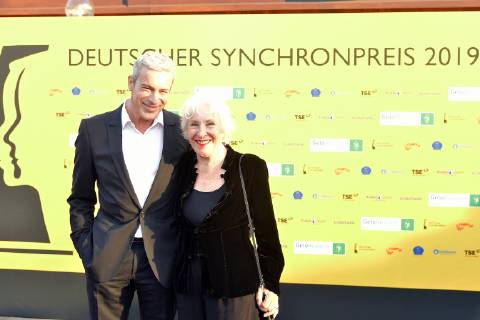 Deutscher Synchronpreis 2019 Gedeon Burkhard mit Mutter Elisabeth von Molo Ankunft zur Verleihung des Deutschen Synchronpreises 2019 im TIP am Knazlermat in Berlin am 23.05.2019