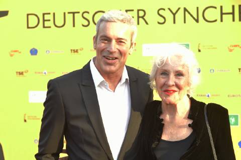 Deutscher Synchronpreis 2019 Gedeon Burkhard mit Mutter Elisabeth von Molo Ankunft zur Verleihung des Deutschen Synchronpreises 2019 im TIP am Knazlermat in Berlin am 23.05.2019