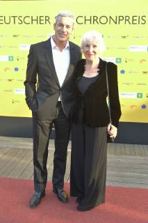 Deutscher Synchronpreis 2019 Gedeon Burkhard mit Mutter Elisabeth von Molo Ankunft zur Verleihung des Deutschen Synchronpreises 2019 im TIP am Knazlermat in Berlin am 23.05.2019