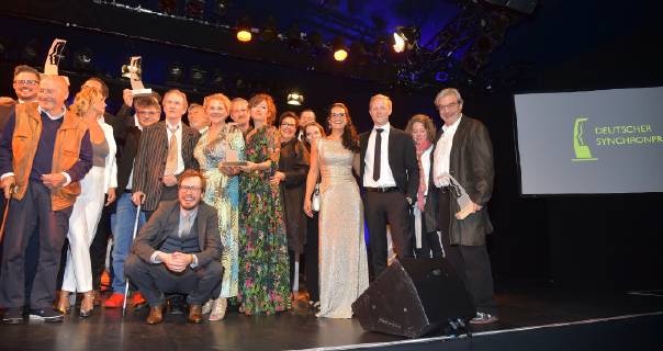 Deutscher Synchronpreis 2019 Abschlussbild aller Gewinner und Laudatoren Verleihung des Deutschen Synchronpreises 2019 im TIP am Knazlermat in Berlin am 23.05.2019
