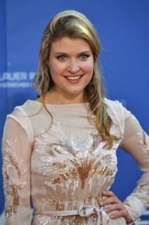 Lara MANDOKI (Schauspielerin) Einzelbild,angeschnittenes Einzelmotiv, Portraet,Portrait,Porträt. Roter Teppich,Red Carpet,Bayerischer Fernsehpreis 2019 am 24.05.2019.