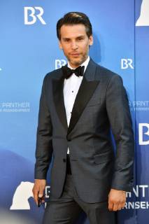 Florian ODENTHAL (Schauspieler) Einzelbild,angeschnittenes Einzelmotiv,Halbfigur,halbe Figur. Roter Teppich,Red Carpet,Bayerischer Fernsehpreis 2019 am 24.05.2019.