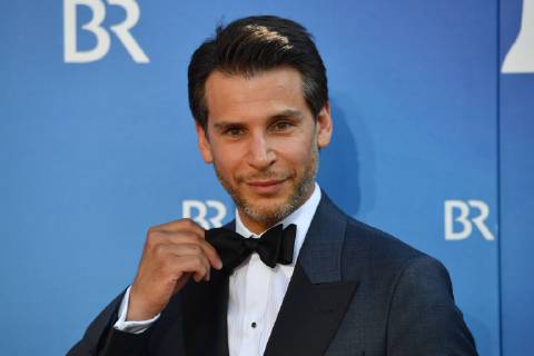 Florian ODENTHAL (Schauspieler) Einzelbild,angeschnittenes Einzelmotiv,Portraet,Portrait,Porträt. Roter Teppich,Red Carpet,Bayerischer Fernsehpreis 2019 am 24.05.2019.