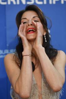 Bianca HEIN (Schauspielerin), Einzelbild,angeschnittenes Einzelmotiv,Halbfigur,halbe Figur, Roter Teppich,Red Carpet,Bayerischer Fernsehpreis 2019 am 24.05.2019.