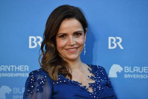 Rebecca IMMANUEL (Schauspielerin), Einzelbild,angeschnittenes Einzelmotiv,Portraet,Portrait,Porträt. Roter Teppich,Red Carpet,Bayerischer Fernsehpreis 2019 am 24.05.2019.