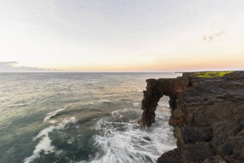 USA, Hawaii, Big Island, Volcanoes National Park, Pacific Ocean, Holei Sea Arch  FOF10540