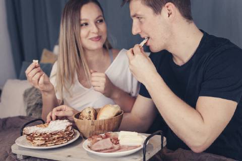 Young couple having breakfast in bed model released Symbolfoto property released SEBF00075