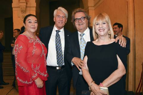 Wolf-Dieter Ring mit Ehefrau und Helmut Markwort mit Lebensgefährtin Patricia Riekel bei der Verleihung des 31. Bayerischen Fernsehpreises 2019 im Prinzregententheater. München, 24.05.2019