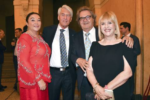 Wolf-Dieter Ring mit Ehefrau und Helmut Markwort mit Lebensgefährtin Patricia Riekel bei der Verleihung des 31. Bayerischen Fernsehpreises 2019 im Prinzregententheater. München, 24.05.2019
