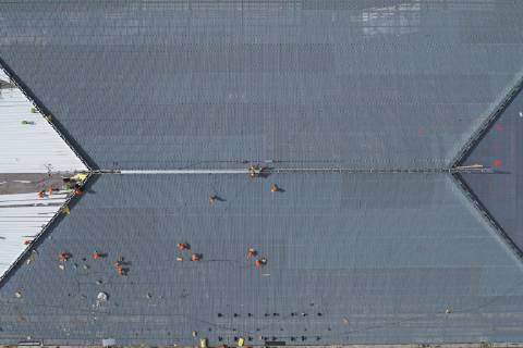 China, Bau des Bahnhofs Zhangjiakou im Vorfeld der olympischen Spiele 2022 (190530) -- XUANHUA, May 30, 2019 (Xinhua) -- Aerial photo taken on May 30, 2019 shows constructors working at the Xuanhua North Station of the Beijing-Zhangjiakou high-speed railway in Xuanhua District of Zhangjiakou City, north China s Hebei Province. The main construction work of the Xuanhua Station has come to an end and decoration work is under way. (Xinhua Xing Guangli) CHINA-HEBEI-BEIJING-ZHANGJIAKOU RAILWAY-XUANHUA STATION-CONSTRUCTION (CN) 