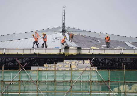China, Bau des Bahnhofs Zhangjiakou im Vorfeld der olympischen Spiele 2022 (190530) -- XUANHUA, May 30, 2019 (Xinhua) -- Constructors work at the Xuanhua North Station of the Beijing-Zhangjiakou high-speed railway in Xuanhua District of Zhangjiakou City, north China s Hebei Province. The main construction work of the Xuanhua Station has come to an end and decoration work is under way. (Xinhua Xing Guangli) CHINA-HEBEI-BEIJING-ZHANGJIAKOU RAILWAY-XUANHUA STATION-CONSTRUCTION (CN) 