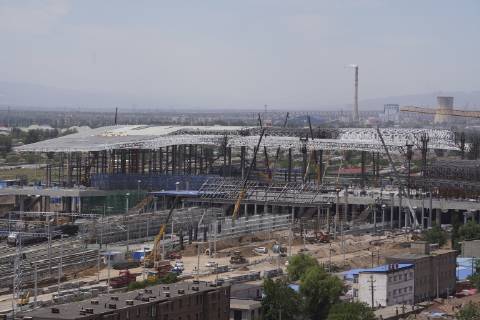 China, Bau des Bahnhofs Zhangjiakou im Vorfeld der olympischen Spiele 2022 (190530) -- ZHANGJIAKOU, May 30, 2019 (Xinhua) -- Photo taken on May 30, 2019 shows the construction site of the Zhangjiakou Station of the Beijing-Zhangjiakou high-speed railway in Zhangjiakou, north China s Hebei Province. The main structure of the Zhangjiakou Station has been basically completed. (Xinhua Xing Guangli) CHINA-HEBEI-BEIJING-ZHANGJIAKOU RAILWAY-CONSTRUCTION (CN) 