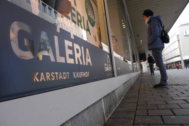 Feature Symbol: Galeria Karstadt Kaufhof 03 19 thg Deutschland deutsch deutsches Unternehmen Warenhaus Warenhauskette Fusion Zusammenschluss Werbung Wir sind Deins Shoppen Shopping einkaufen Einkauf Fußgängerzone Filiale Bielefeld Schaufenster quer