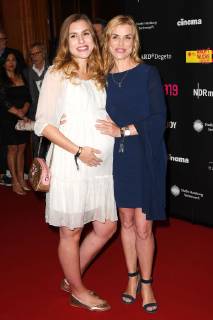 Andrea Lüdke mit ihrer schwangeren Tochter Lilly bei der Verleihung vom Studio Hamburg Nachwuchspreis am 6.06.2019 in Hamburg Studio Hamburg Nachwuchspreis Verleihung 2019 in Hamburg