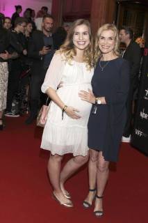 Lilly Tscharntke mit Mutter Andrea Lüdke beim Studio Hamburg Nachwuchspreis 2019 im Thalia Theater. Hamburg, 06.06.2019