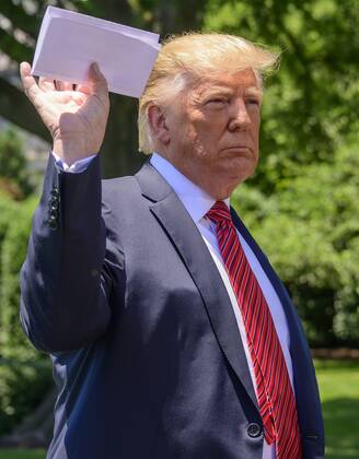 News Themen der Woche KW24 June 11, 2019, Washington, District of Columbia, USA: United States President DONALD J. TRUMP shows what he says is a page of the agreement with Mexico as he takes questions from reporters as he prepares to depart the South Lawn of the White House in Washington, DC for a trip to Iowa. He will return this evening Washington U.S. - ZUMAs152 20190611_zaa_s152_002 Copyright: xRonxSachsx