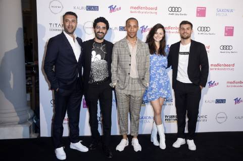 Mehmet Kurtulus, Reza Brojerdi, Jerry Hoffmann, Lea van Acken und Lucas Reiber bei der Verleihung des Berlin Series Award 2019 im Titanic Hotel Gendarmenmarkt. Berlin, 13.06.2019
