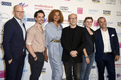 Philipp Schulze, Philipp Christopher, Nataly Kudiabor, Paul Haggis, Hanna Huge und Simon Mirren bei der Verleihung des Berlin Series Award 2019 im Titanic Hotel Gendarmenmarkt. Berlin, 13.06.2019