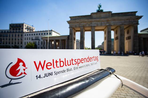 16. Weltblutspendertag - DRK ehrt Lebensretter, Den internationalen Aktionstag stellen die sechs DRK-Blutspendedienste in Deutschland unter das Motto Spende Blut. Erst wenn™s fehlt, fällt es auf!. Zu diesem Anlass startet auch die Kampagne missingtype, an der sich zahlreiche Prominente aus verschiedenen Bereichen beteiligen. Blutspende- ein Lebensretter Rund 15.000 Blutspenden werden in Deutschland täglich benötigt. Die DRK-Blutspendedienste decken 75 Prozent der Versorgung der Patienten mit lebenswichtigen Blutpräparaten ab. Rund drei Prozent der Bevölkerung spendet Blut, spendentauglich wären jedoch 33%. Jährlich scheiden aber allein rund 100.000 aktive Blutspender aus Altersgründen aus. Der Bedarf bleibt konstant - alle sieben Sekunden benötigt ein Patient in Deutschland eine Bluttransfusion. Der Weltblutspendertag s