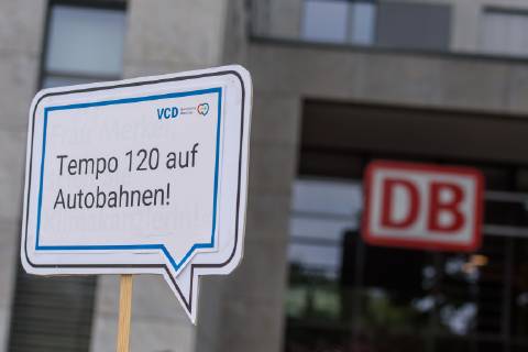 Berlin, Demo vom VCD StopptDenStraßentod Deutschland, Berlin - 14 06 2019: Unter dem Motto StopptDenStraßentod veranstaltete der Verkehrsclub Deutschland e.V. (VCD) mit ca. hundert Teilnehmerinnen eine Demonstration vom Nordbahnhof bis zum Bundesverkehrsministerium. Im Bild ist ein Schild mit Tempo 120 auf Autobahnen! und das DB Logo zu sehen. Berlin Berlin Deutschland