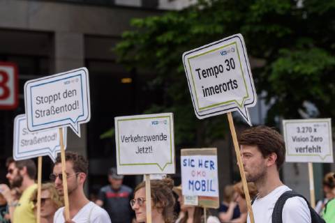 Berlin, Demo vom VCD StopptDenStraßentod Deutschland, Berlin - 14 06 2019: Unter dem Motto StopptDenStraßentod veranstaltete der Verkehrsclub Deutschland e.V. (VCD) mit ca. hundert Teilnehmerinnen eine Demonstration vom Nordbahnhof bis zum Bundesverkehrsministerium. Im Bild sind Teilnehmerinnen mit Schildern u.a mit Tempo 30 innerorts, Verkehrswende jetzt und Stoppt den Straßentod zu sehen. Berlin Berlin Deutschland