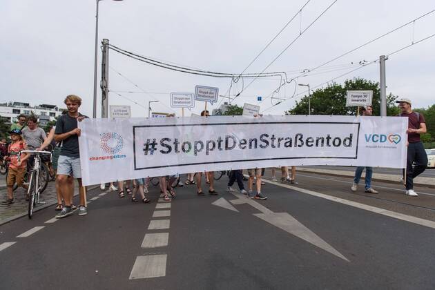 Berlin, Demo vom VCD StopptDenStraßentod Deutschland, Berlin - 14 06 2019: Unter dem Motto StopptDenStraßentod veranstaltete der Verkehrsclub Deutschland e.V. (VCD) mit ca. hundert Teilnehmerinnen eine Demonstration vom Nordbahnhof bis zum Bundesverkehrsministerium. Im Bild ist das Frontbanner mit Stoppt den Straßentod zu sehen. Berlin Berlin Deutschland