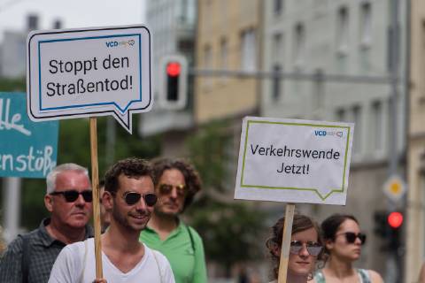 Berlin, Demo vom VCD StopptDenStraßentod Deutschland, Berlin - 14 06 2019: Unter dem Motto StopptDenStraßentod veranstaltete der Verkehrsclub Deutschland e.V. (VCD) mit ca. hundert Teilnehmerinnen eine Demonstration vom Nordbahnhof bis zum Bundesverkehrsministerium. Im Bild sind Teilnehmerinnen mit einem Schild mit Stoppt den Straßentod und Verkehrswende jetzt! zu sehen. Berlin Berlin Deutschland
