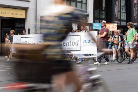 Berlin, Demo vom VCD StopptDenStraßentod Deutschland, Berlin - 14 06 2019: Unter dem Motto StopptDenStraßentod veranstaltete der Verkehrsclub Deutschland e.V. (VCD) mit ca. hundert Teilnehmerinnen eine Demonstration vom Nordbahnhof bis zum Bundesverkehrsministerium. Im Bild ist eine Fahrradfahrerin vor der Demo zu sehen. Berlin Berlin Deutschland