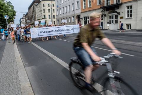 Berlin, Demo vom VCD StopptDenStraßentod Deutschland, Berlin - 14 06 2019: Unter dem Motto StopptDenStraßentod veranstaltete der Verkehrsclub Deutschland e.V. (VCD) mit ca. hundert Teilnehmerinnen eine Demonstration vom Nordbahnhof bis zum Bundesverkehrsministerium. Im Bild ist ein Fahrradfahrer vor der Demo zu sehen. Berlin Berlin Deutschland