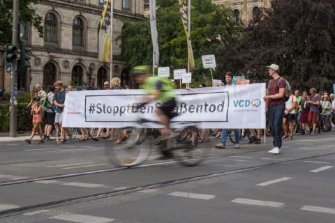Berlin, Demo vom VCD StopptDenStraßentod Deutschland, Berlin - 14 06 2019: Unter dem Motto StopptDenStraßentod veranstaltete der Verkehrsclub Deutschland e.V. (VCD) mit ca. hundert Teilnehmerinnen eine Demonstration vom Nordbahnhof bis zum Bundesverkehrsministerium. Im Bild ist ein Fahrradfahrer vor der Demo zu sehen. Berlin Berlin Deutschland