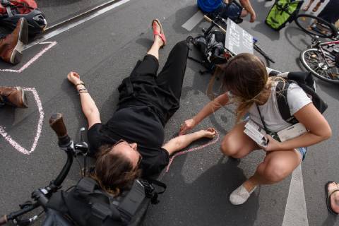 Berlin, Demo vom VCD StopptDenStraßentod Deutschland, Berlin - 14 06 2019: Unter dem Motto StopptDenStraßentod veranstaltete der Verkehrsclub Deutschland e.V. (VCD) mit ca. hundert Teilnehmerinnen eine Demonstration vom Nordbahnhof bis zum Bundesverkehrsministerium. Im Bild liegen Teilnehmerinnen auf dem Boden. Berlin Berlin Deutschland