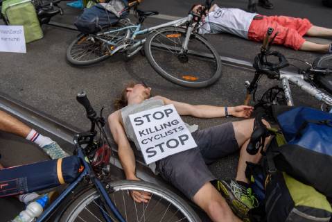 Berlin, Demo vom VCD StopptDenStraßentod Deutschland, Berlin - 14 06 2019: Unter dem Motto StopptDenStraßentod veranstaltete der Verkehrsclub Deutschland e.V. (VCD) mit ca. hundert Teilnehmerinnen eine Demonstration vom Nordbahnhof bis zum Bundesverkehrsministerium. Im Bild liegen Teilnehmerinnen auf dem Boden u.a. mit Schild mit Stop killing cyclists stop. Berlin Berlin Deutschland