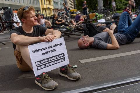 Berlin, Demo vom VCD StopptDenStraßentod Deutschland, Berlin - 14 06 2019: Unter dem Motto StopptDenStraßentod veranstaltete der Verkehrsclub Deutschland e.V. (VCD) mit ca. hundert Teilnehmerinnen eine Demonstration vom Nordbahnhof bis zum Bundesverkehrsministerium. Im Bild ist ein Teilnehmer mit Schild mit Sichere Fahrradwege kosten Geld - Ein weiter so wie bisher kostet Menschenleben zu sehen. Berlin Berlin Deutschland