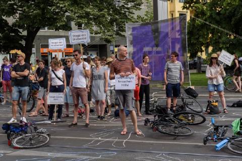 Berlin, Demo vom VCD StopptDenStraßentod Deutschland, Berlin - 14 06 2019: Unter dem Motto StopptDenStraßentod veranstaltete der Verkehrsclub Deutschland e.V. (VCD) mit ca. hundert Teilnehmerinnen eine Demonstration vom Nordbahnhof bis zum Bundesverkehrsministerium. Im Bild sind Teilnehmerinnen mit Schildern zu sehen. Berlin Berlin Deutschland