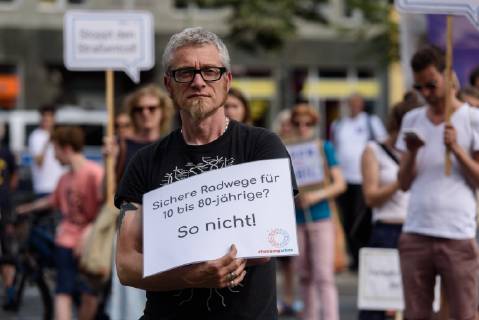 Berlin, Demo vom VCD StopptDenStraßentod Deutschland, Berlin - 14 06 2019: Unter dem Motto StopptDenStraßentod veranstaltete der Verkehrsclub Deutschland e.V. (VCD) mit ca. hundert Teilnehmerinnen eine Demonstration vom Nordbahnhof bis zum Bundesverkehrsministerium. Im Bild ist ein Teilnehmer mit Schild mit Sichere Radwege für 10 bis 80-Jährige? So nicht! zu sehen. Berlin Berlin Deutschland