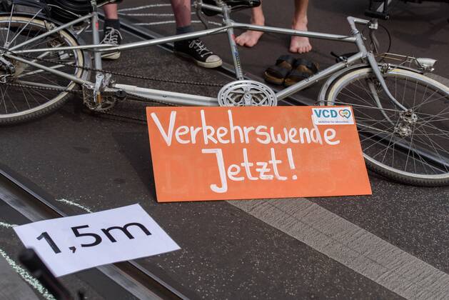 Berlin, Demo vom VCD StopptDenStraßentod Deutschland, Berlin - 14 06 2019: Unter dem Motto StopptDenStraßentod veranstaltete der Verkehrsclub Deutschland e.V. (VCD) mit ca. hundert Teilnehmerinnen eine Demonstration vom Nordbahnhof bis zum Bundesverkehrsministerium. Im Bild liegen auf dem Boden. Berlin Berlin Deutschland