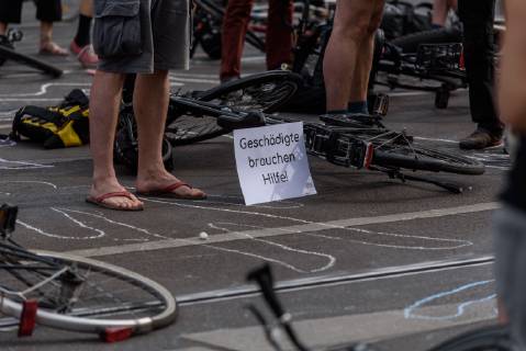 Berlin, Demo vom VCD StopptDenStraßentod Deutschland, Berlin - 14 06 2019: Unter dem Motto StopptDenStraßentod veranstaltete der Verkehrsclub Deutschland e.V. (VCD) mit ca. hundert Teilnehmerinnen eine Demonstration vom Nordbahnhof bis zum Bundesverkehrsministerium. Im Bild liegt ein Schild auf dem Boden mit Geschädigte brauchen Hilfe. Berlin Berlin Deutschland