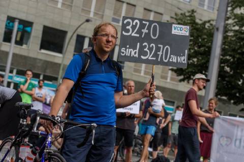 Berlin, Demo vom VCD StopptDenStraßentod Deutschland, Berlin - 14 06 2019: Unter dem Motto StopptDenStraßentod veranstaltete der Verkehrsclub Deutschland e.V. (VCD) mit ca. hundert Teilnehmerinnen eine Demonstration vom Nordbahnhof bis zum Bundesverkehrsministerium. Im Bild ist ein Teilnehmer mit einem Schild 3270 sind 3270 zu viel zu sehen. Berlin Berlin Deutschland